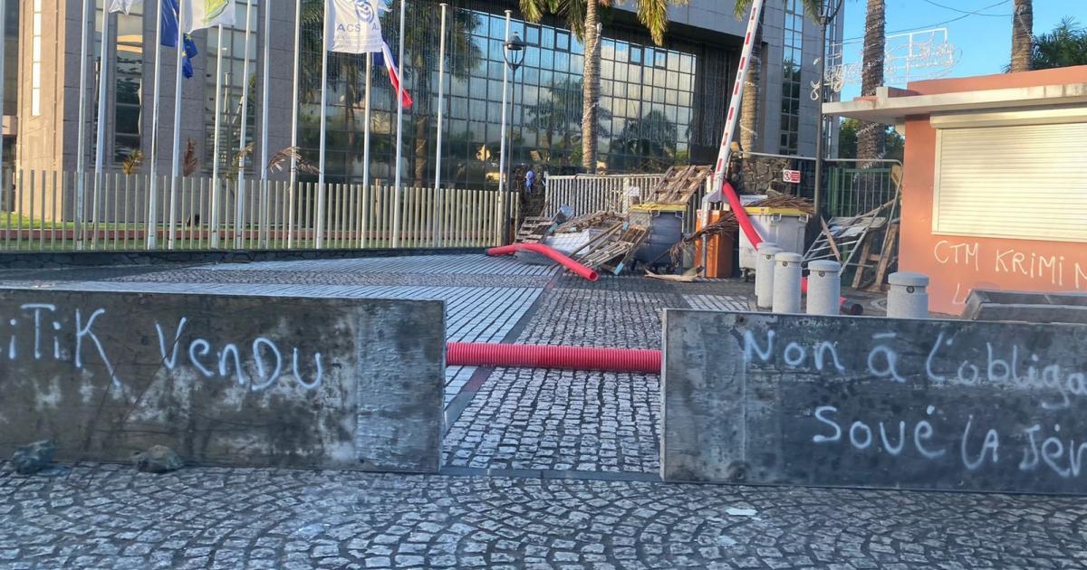     Des manifestants bloquent l'hôtel de la CTM à Plateau Roy

