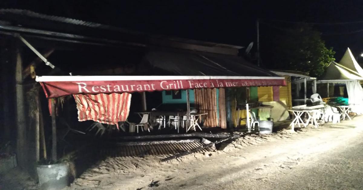     [PHOTOS] Sainte-Luce : deux restaurants du bord de mer incendiés dans la nuit 

