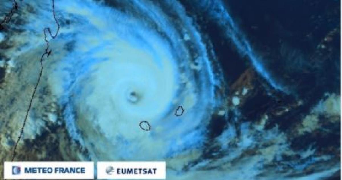     Le cyclone Batsirai "stationnaire" reste "aux portes" de la Réunion

