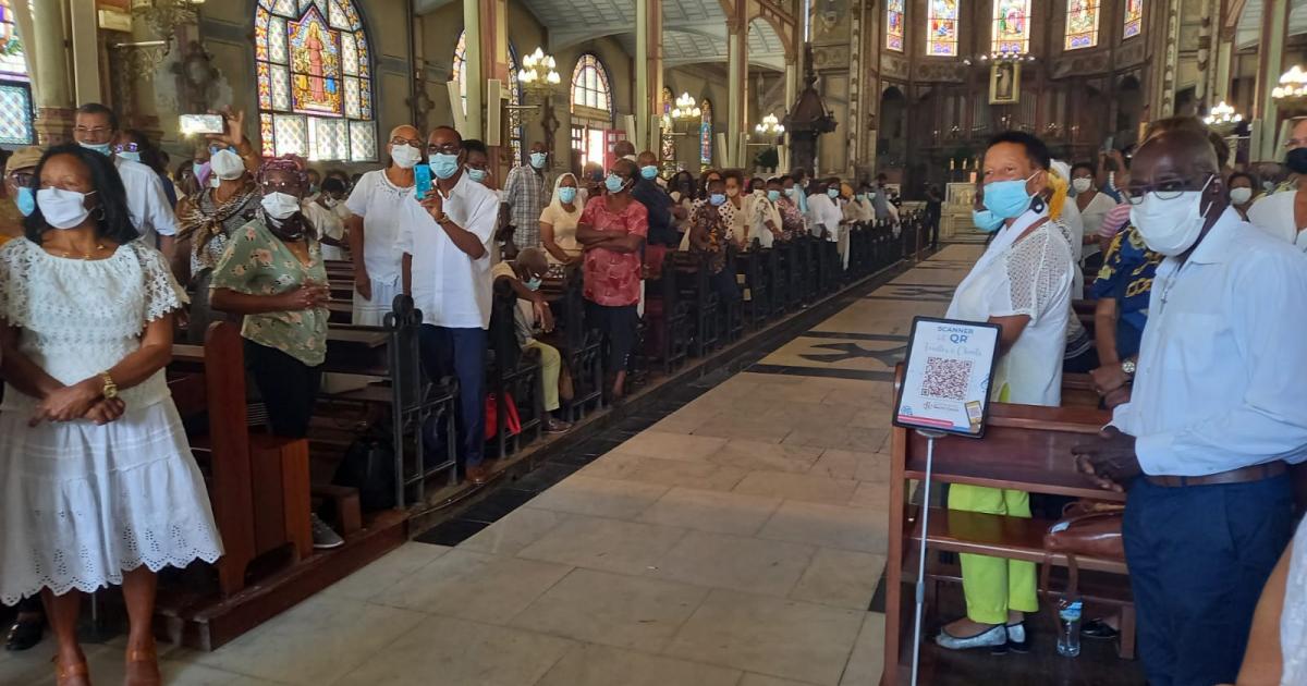     À la cathédrale Saint-Louis, les fidèles se pressent à la messe chrismale

