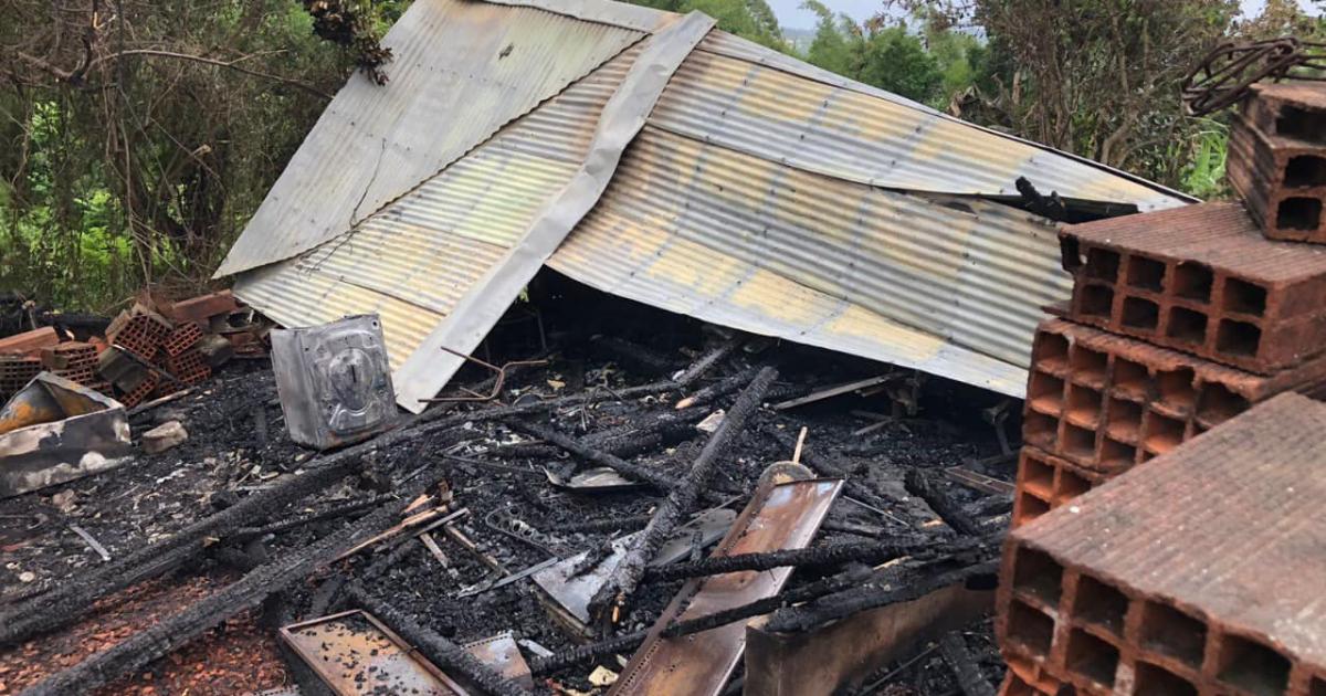     Une petite maison détruite par les flammes au Gros-Morne

