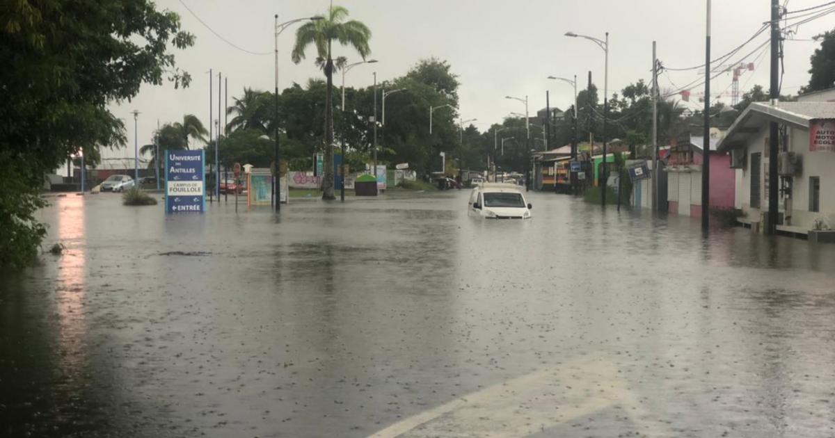     [En images] Fiona déchaîne les eaux sur la Guadeloupe

