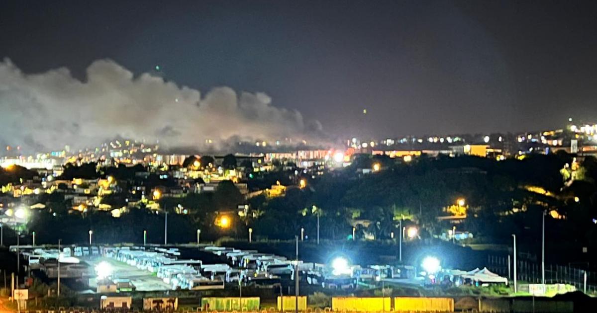     [Vidéo] Un squat prend feu dans un quartier de Fort-de-France

