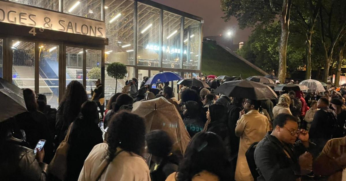     Un rassemblement en hommage à Mikaben devant l'Accor Arena de Bercy

