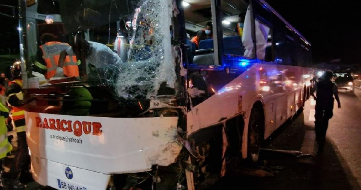     Sept blessés dont un grave dans l'accident d'un bus scolaire à Capesterre-Belle-Eau

