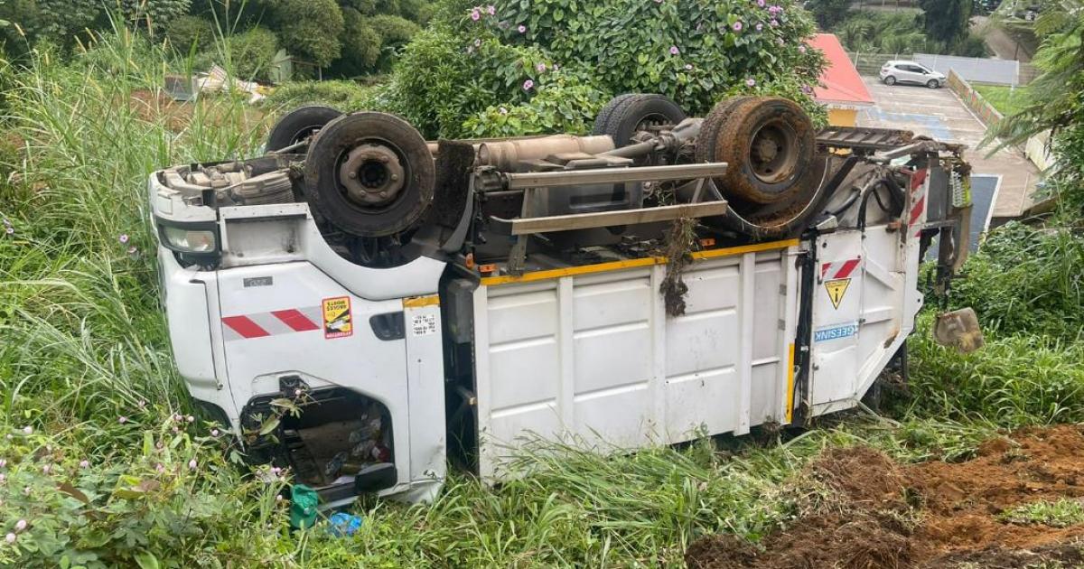     Un camion se renverse sur la RD24 entre le Morne des Esses et le Gros-Morne

