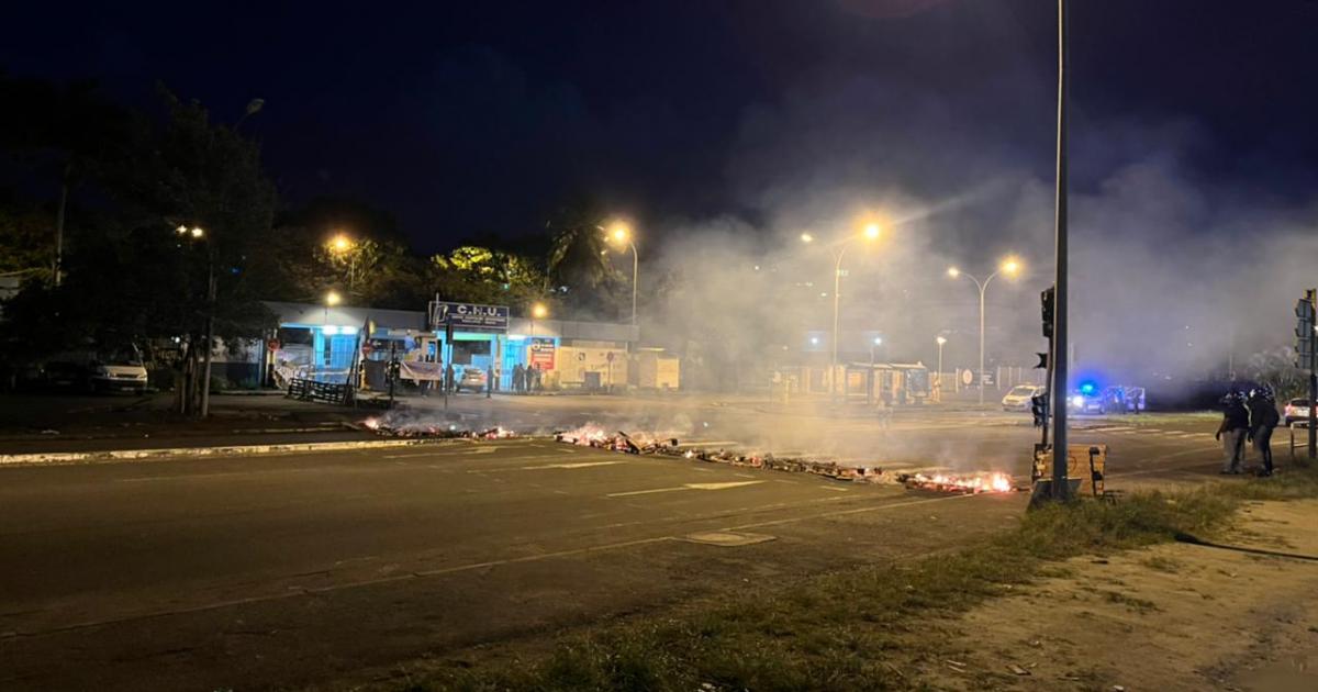     Mobilisation : un barrage en feu devant le CHU de Guadeloupe

