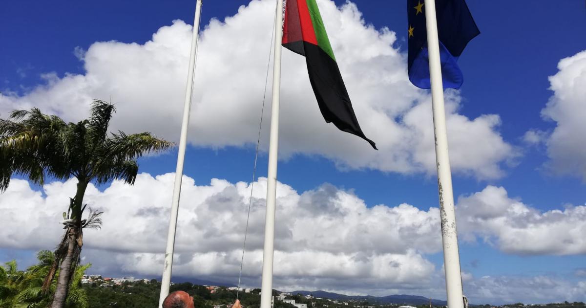     Le maire du Lamentin hisse le drapeau Rouge-Vert-Noir devant l'hôtel de ville

