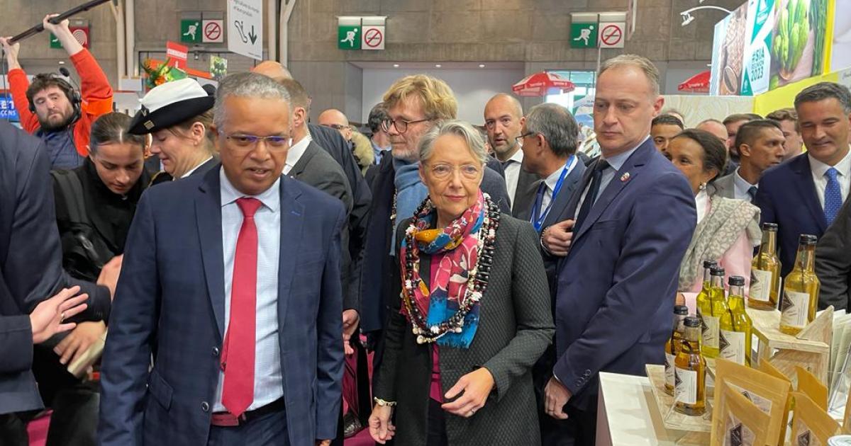     Élisabeth Borne débute sa visite au Salon de l’agriculture par le pavillon Outre-mer

