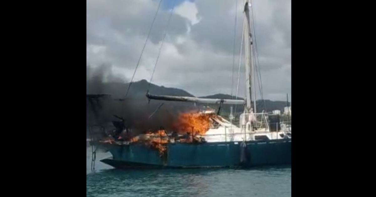     Un catamaran en partie détruit par les flammes en baie du Marin

