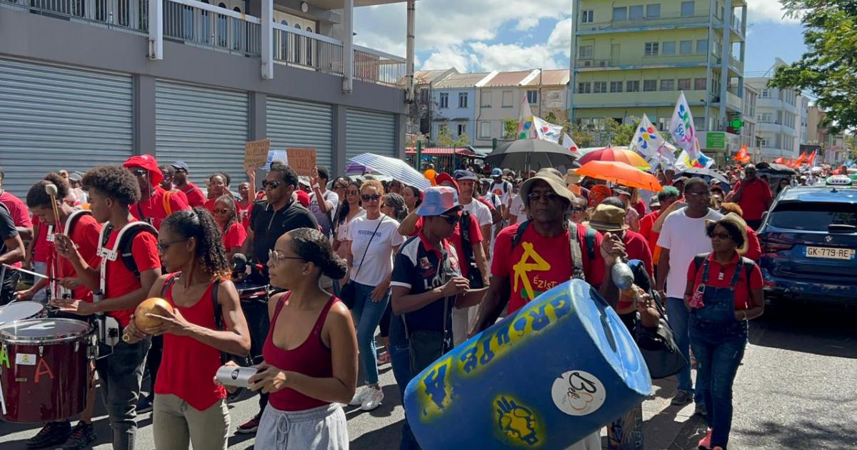     [En images]1400 manifestants à Fort-de-France et plusieurs barrages dans l'île

