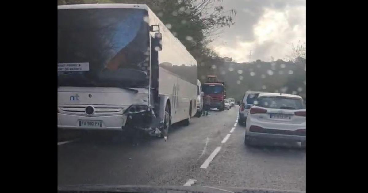     Spectaculaire accident à Case-Pilote entre un bus et une voiture

