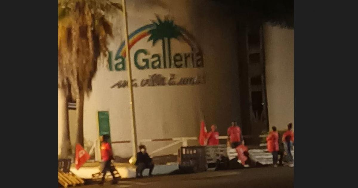     Le centre commercial La Galleria est bloqué

