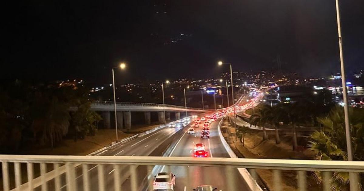     Une voiture s'enflamme sur l'autoroute en milieu de nuit

