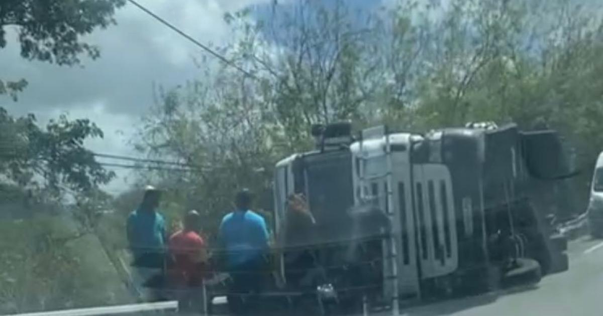     Un camion de canne se renverse au François

