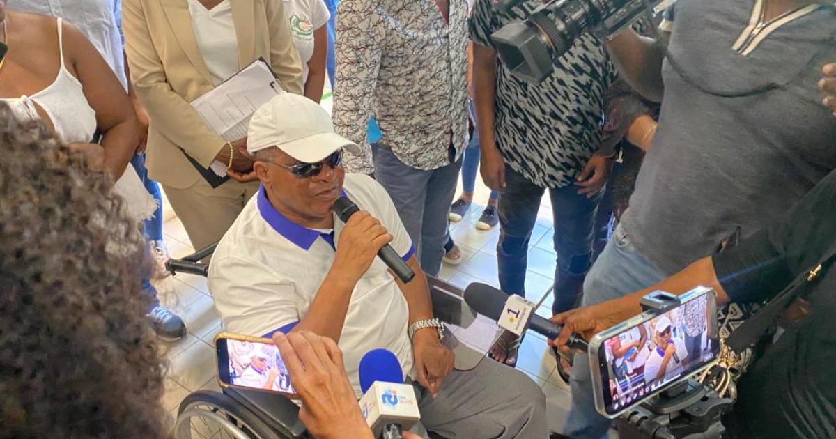     Jean-Phillipe Marthély, chanteur de Kassav’, mis à l’honneur dans son ancien collège au Robert 

