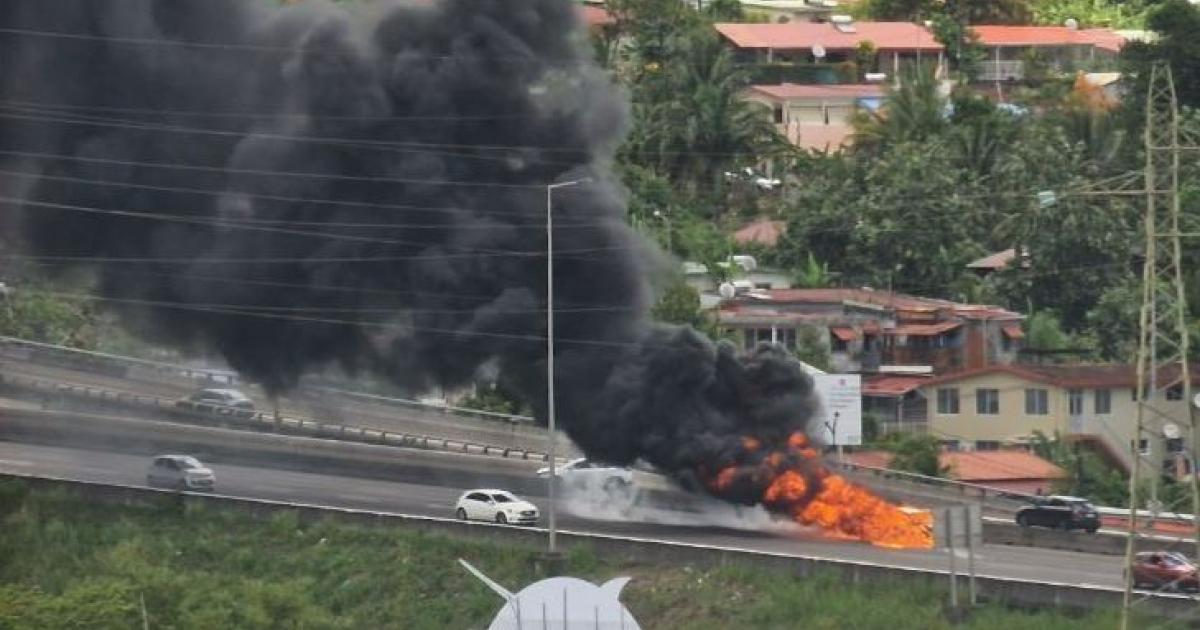     Une voiture s'enflamme après un accident entre trois véhicules sur l'autoroute

