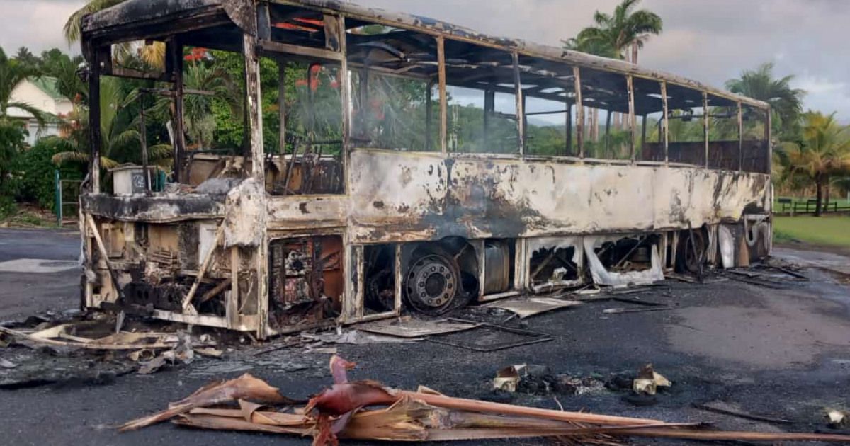     7 suspects interpellés après l'incendie d'un bus à Petit-Bourg 

