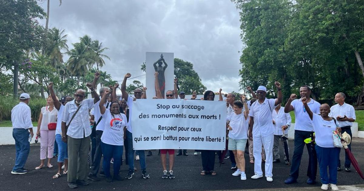 Une marche silencieuse contre la dégradation des monuments aux morts