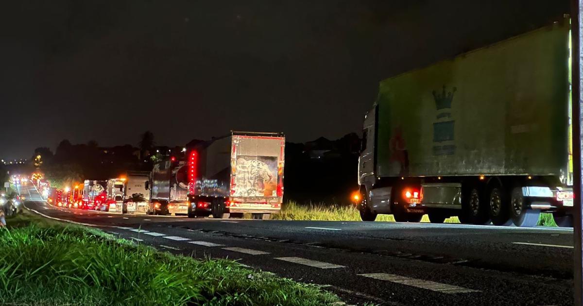     [EN IMAGES] Le défilé nocturne des camions titans pour la fin de la récolte de la canne

