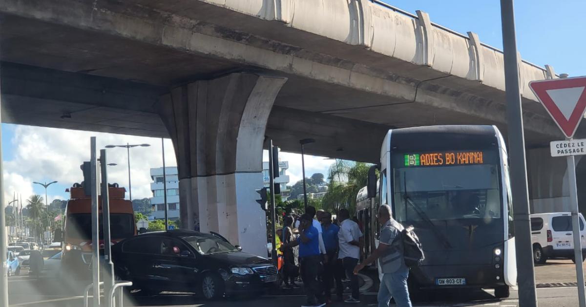     Plusieurs blessés légers après un accident entre un BHNS et une voiture à Dillon

