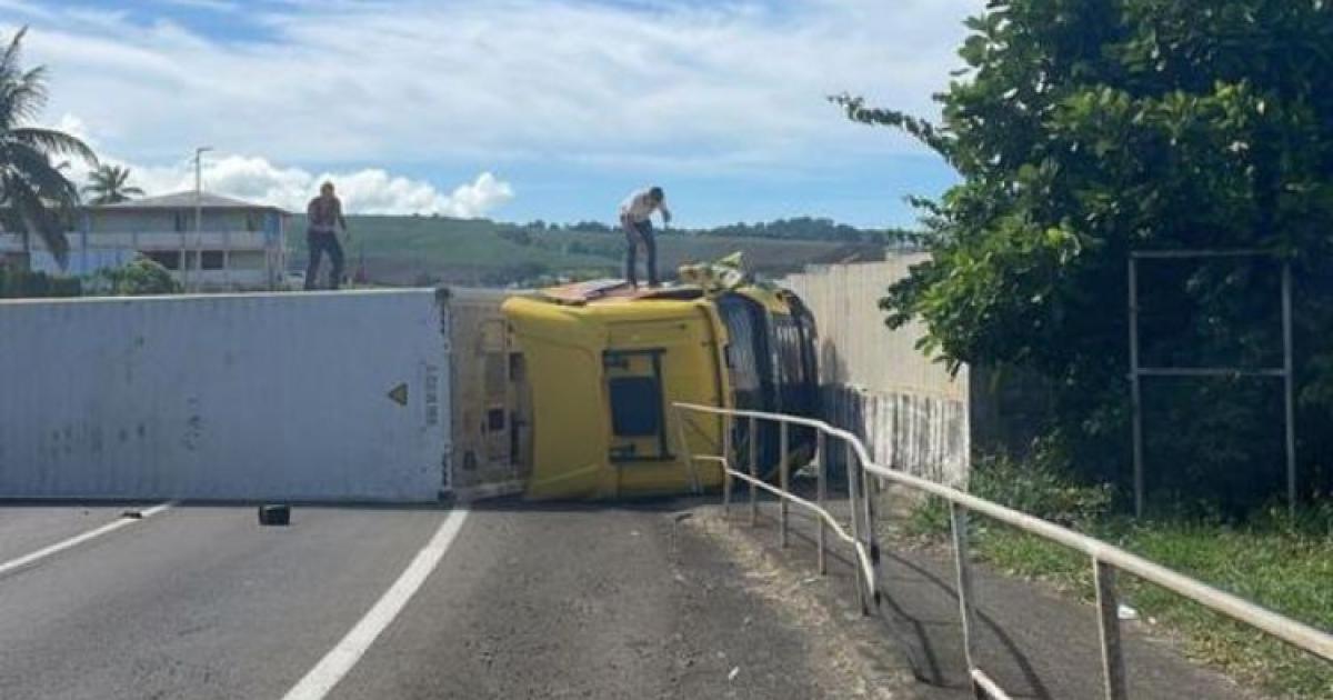     [Vidéo] Un poids lourd se couche en travers de la RN1 à Sainte-Marie

