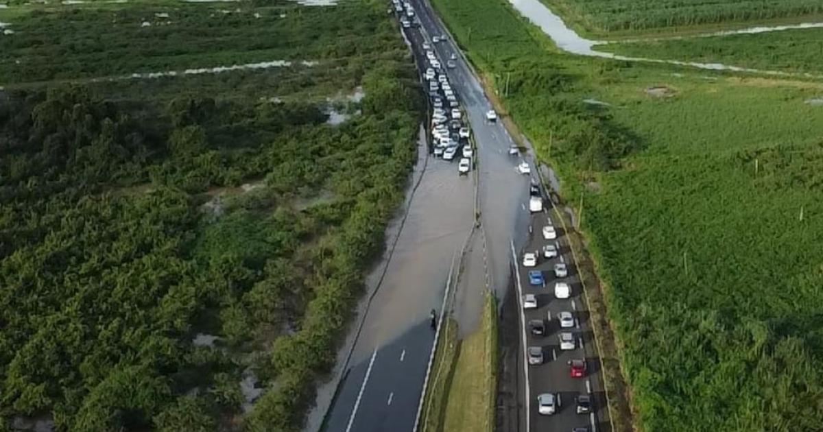     Soudaine montée des eaux à Rivière-Salée, d'importants embouteillages vers le sud

