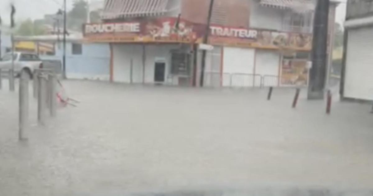     Plusieurs commerces du marché de Saint-François inondés après les intempéries

