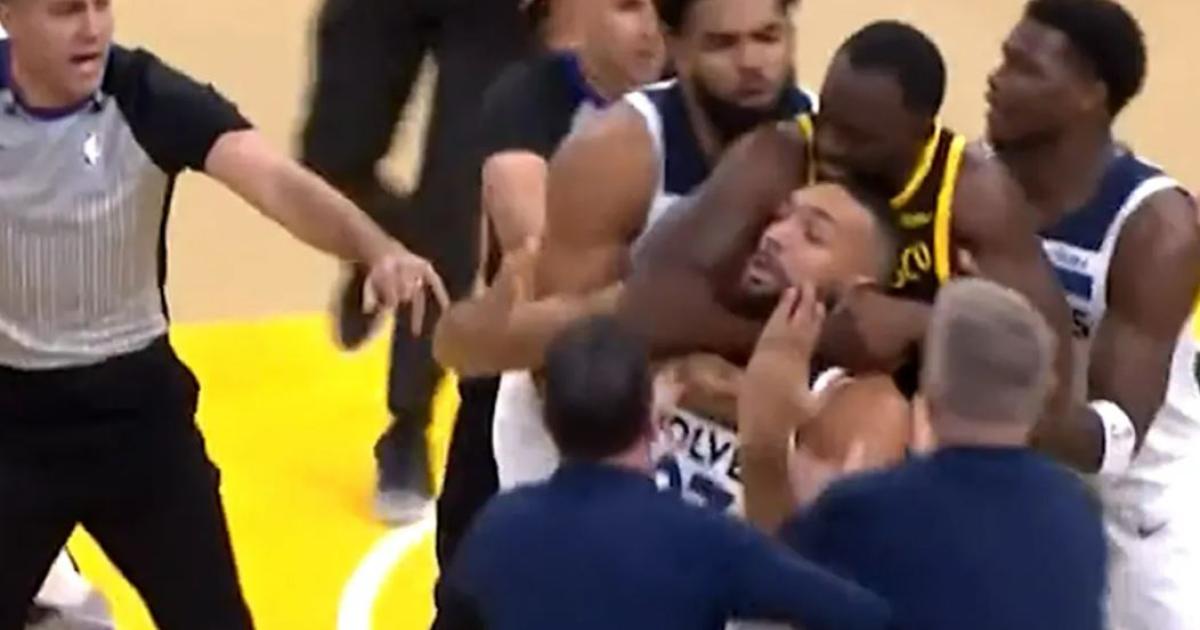     Rudy Gobert étranglé par un adversaire durant un match

