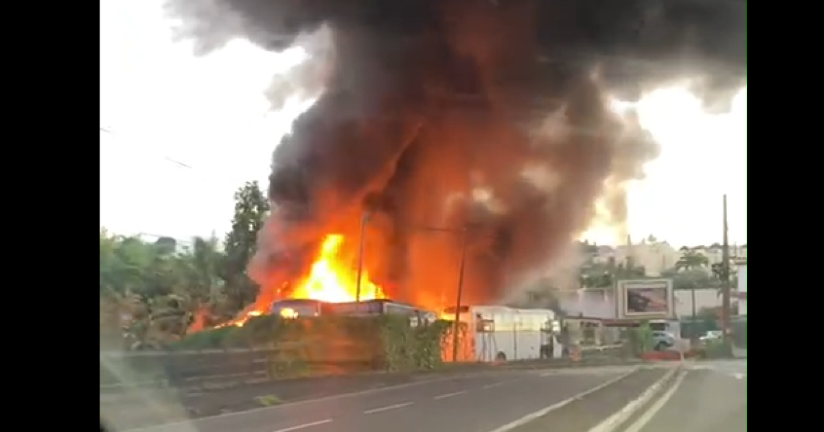     Des bus en feu à Fort-de-France

