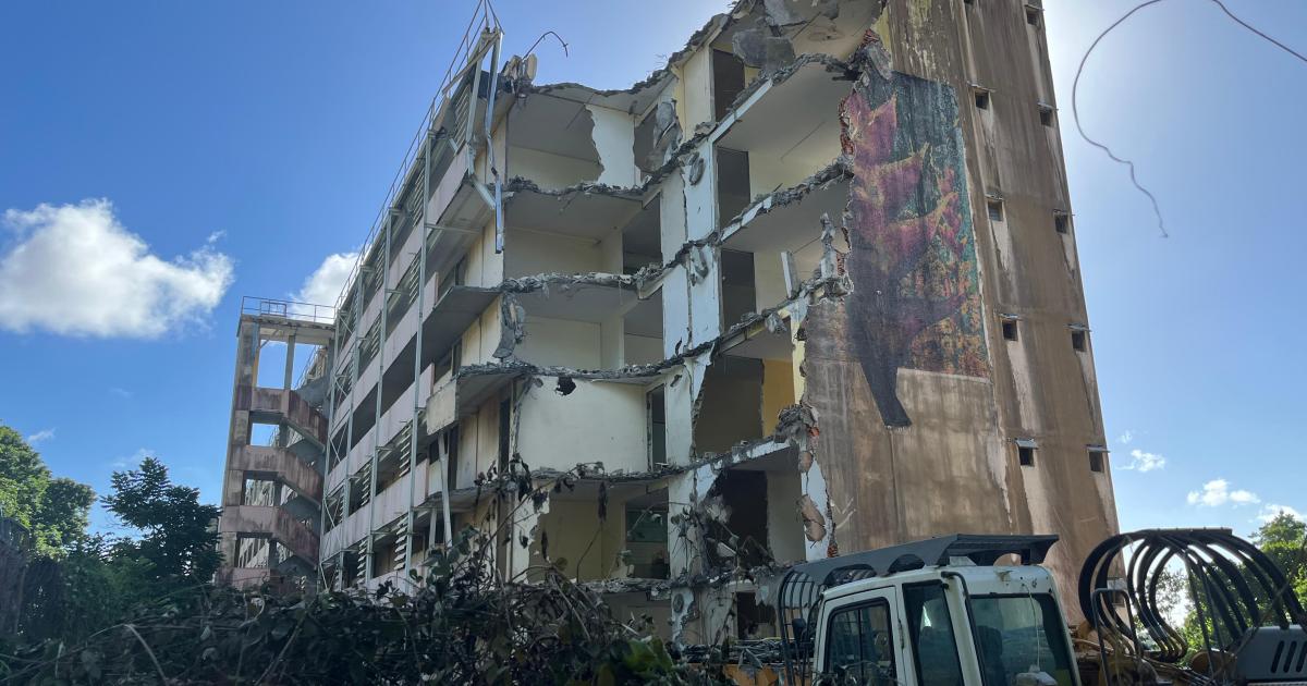     Premiers coups de pelleteuse dans « la grande barre » de De Briant 

