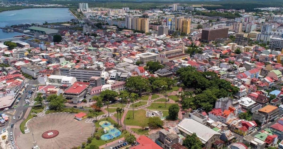     TOUR DE GUADELOUPE - Le prologue bouscule la circulation dans les rues de Pointe-à-Pitre


