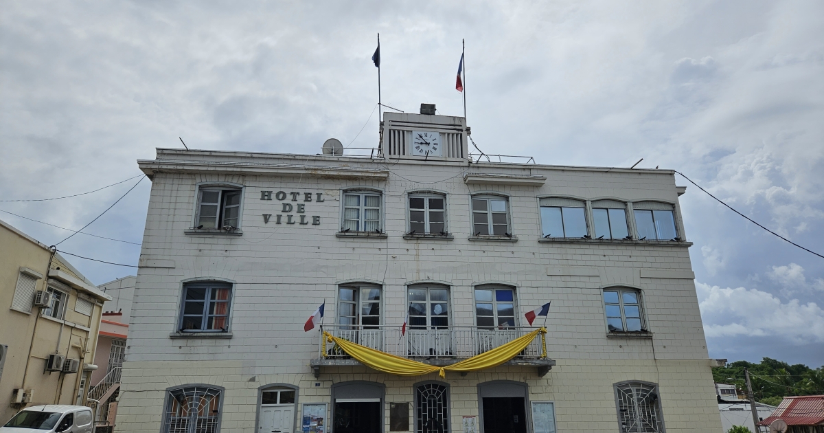     Elections : le bus des municipales fait halte à Schœlcher

