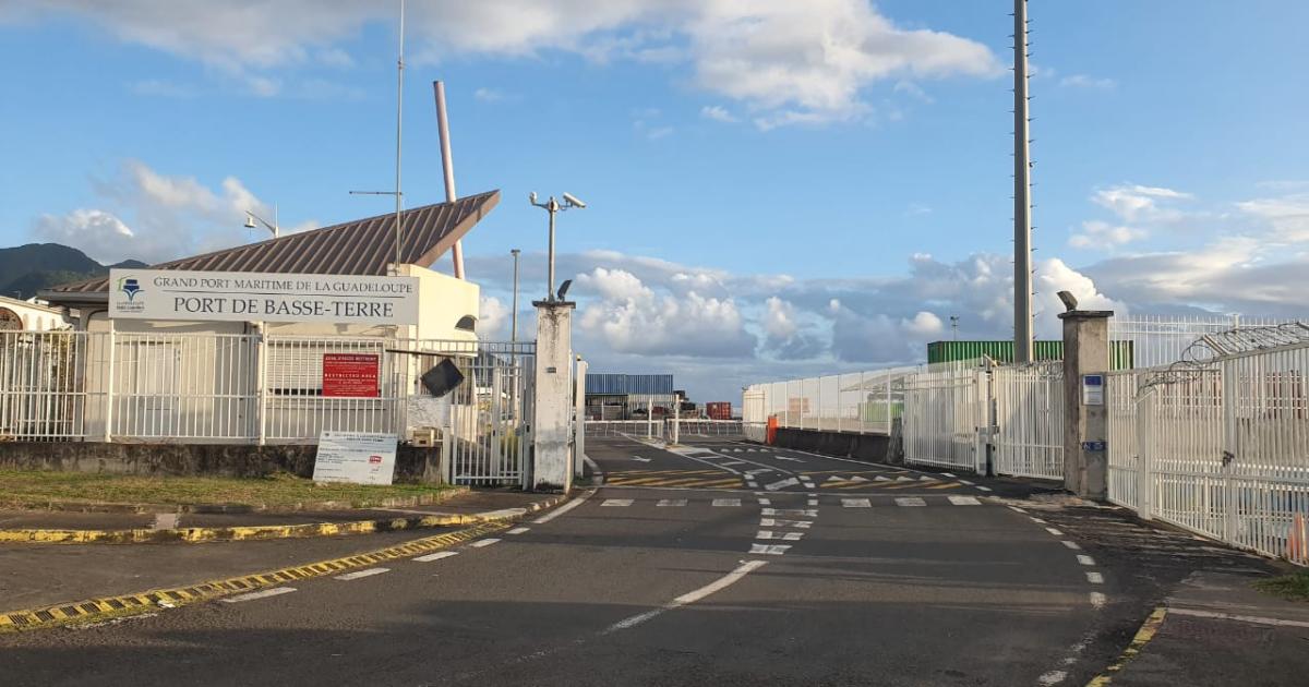     Crash aux Saintes : la récupération des corps, une opération lente et délicate

