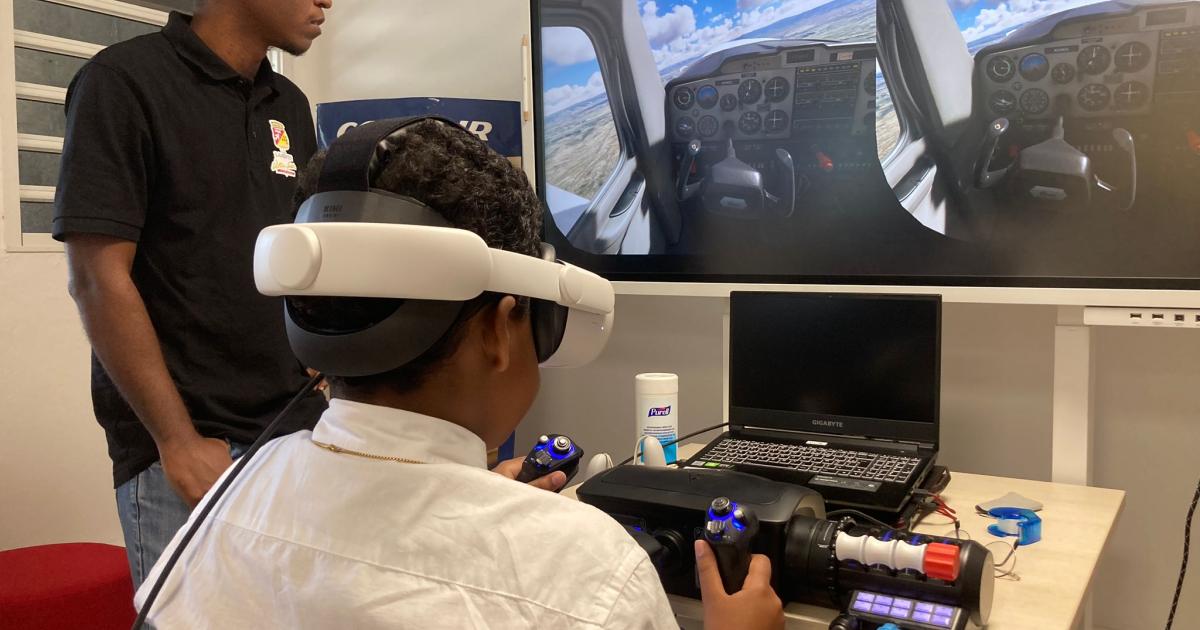     Des collégiens pilotent un avion grâce à la réalité virtuelle !

