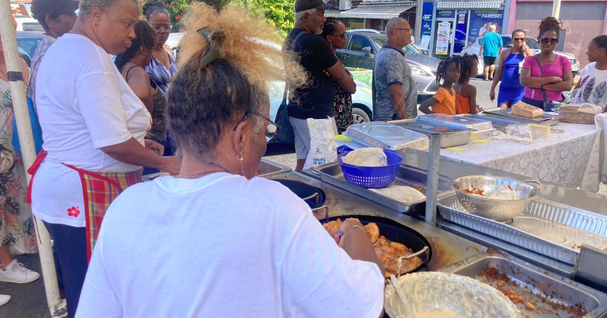     Au stand de Patou, à Fort-de-France, des accras pour tous les goûts

