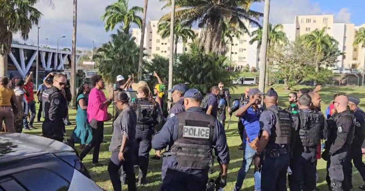     [VIDEO] Visite de Gérald Darmanin à la Martinique : situation très tendue à l’extérieur de la CTM 

