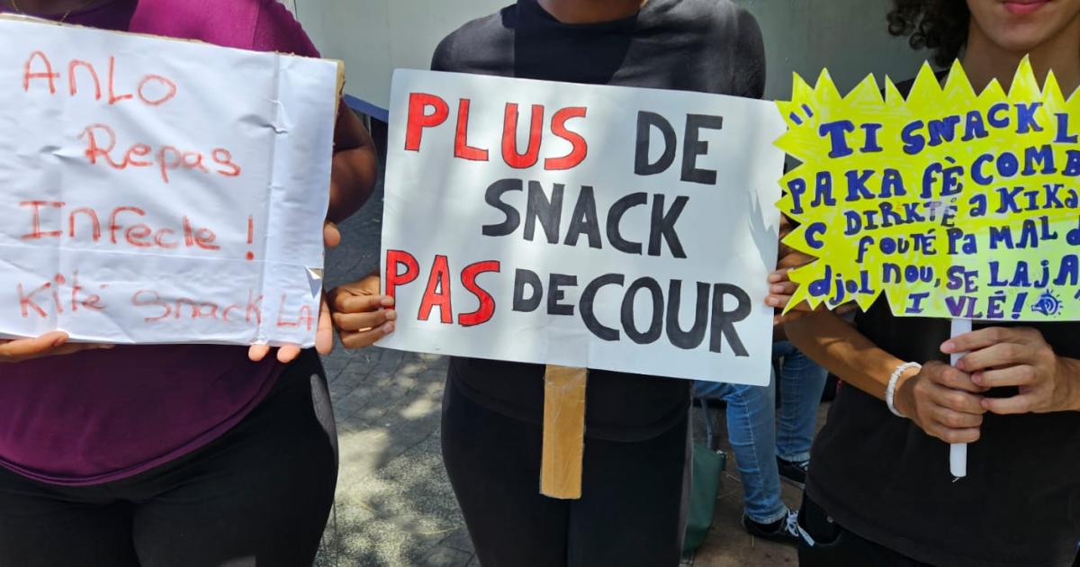     Les élèves du lycée Frantz Fanon mobilisés contre le retrait annoncé des roulottes de restauration

