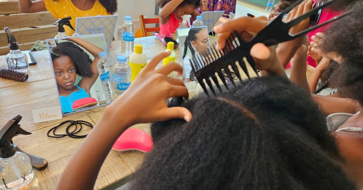     Apprendre à se coiffer, un jeu d’enfant à la hair party

