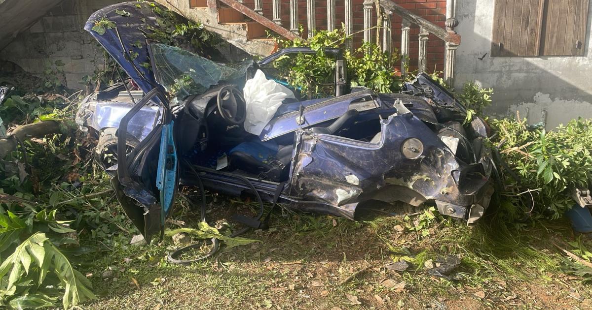     Accident spectaculaire à Petit-Bourg : un véhicule s’encastre sous l’escalier d’une maison

