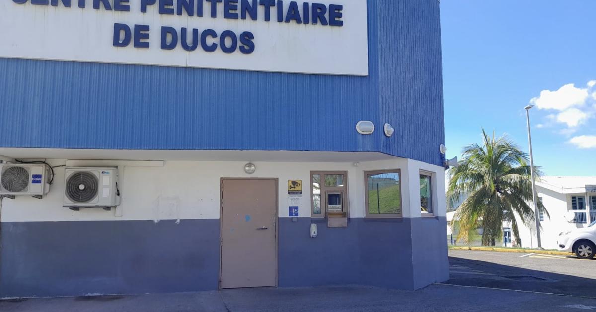     Un surveillant pénitentiaire interpellé devant la prison de Ducos


