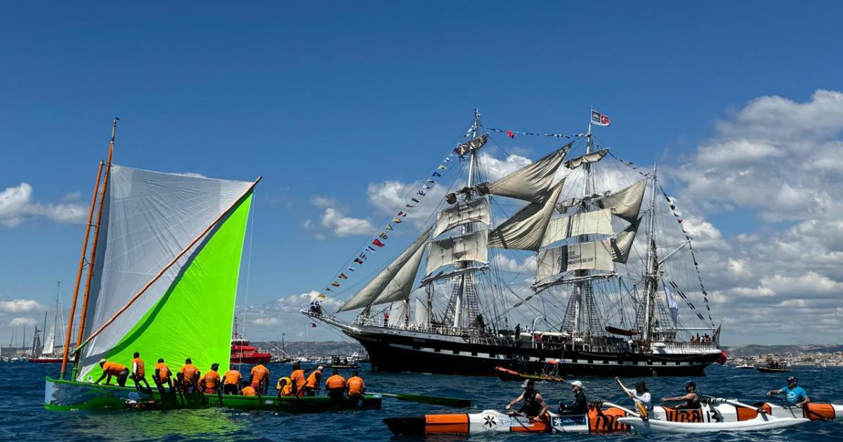     [Images] La yole ronde de Martinique accompagne la flamme olympique à Marseille

