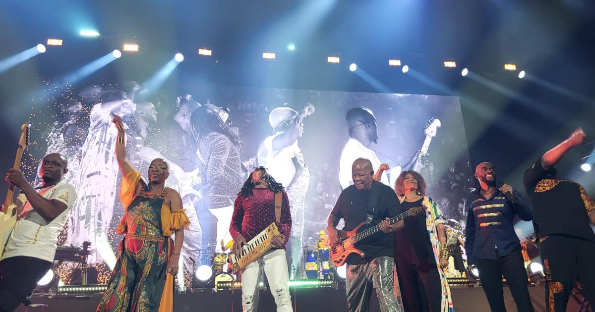     « Zouk-la sé sel médikaman nou ni » de Kassav’ en tête du classement iTunes France

