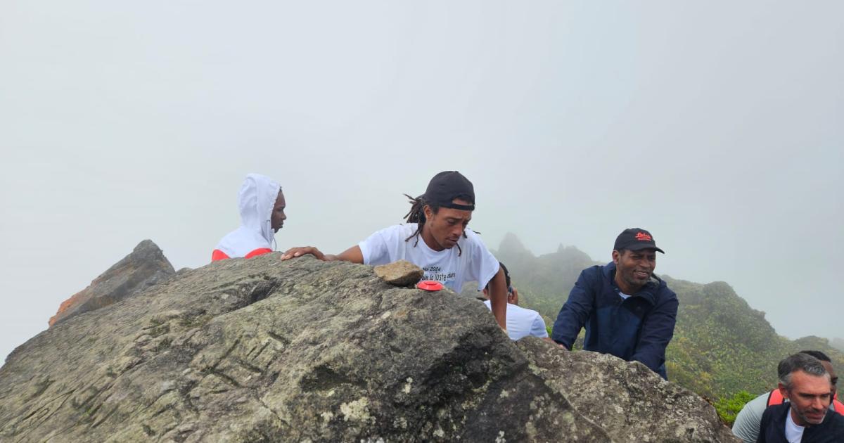     Quelle est l'altitude réelle de la Montagne Pelée ?

