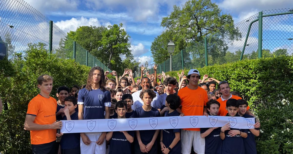     Des collégiens courent sous les yeux de Marie-José Pérec

