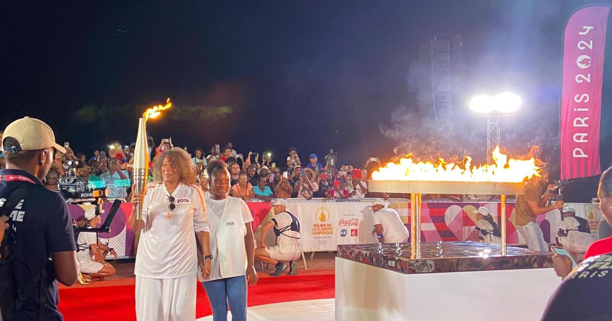     [EN IMAGES] Jocelyne Beroard enflamme le chaudron de la Flamme Olympique en Martinique

