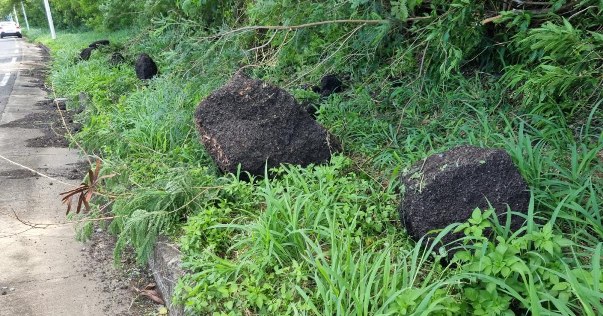     Glissement de terrain et chute de pierres à Rivière Sens

