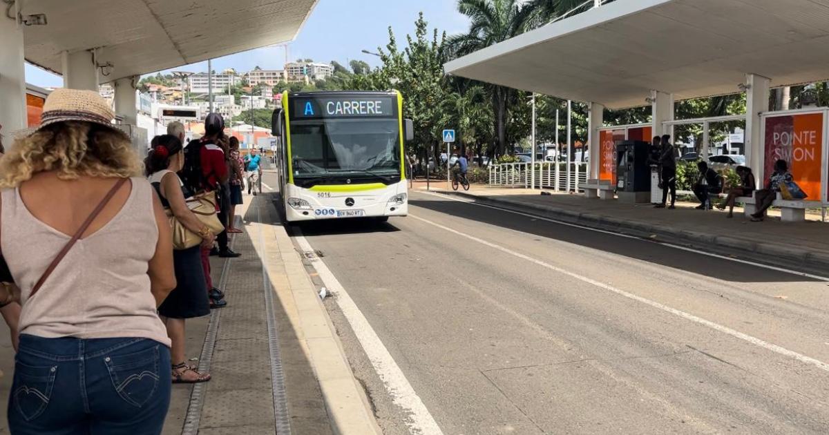     À peine sortis, les BHNS de retour au dépôt à cause d'un "blocage" à la gare de Mahault

