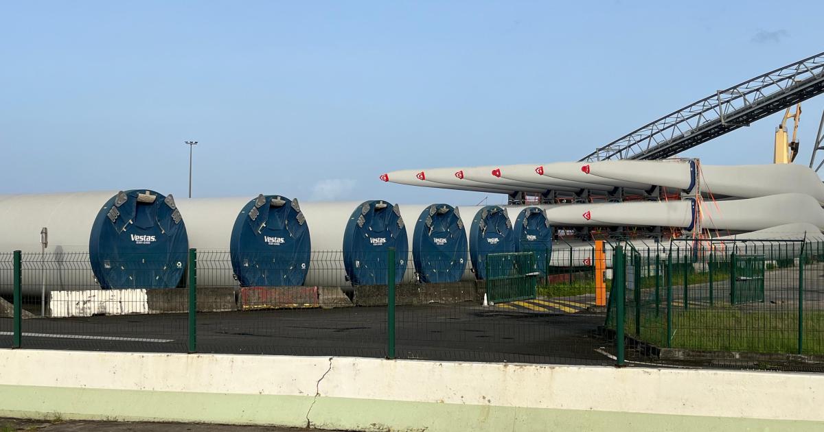     Éoliennes stockées au Port de Fort-de-France : des solutions à l’étude pour leur transport au Macouba

