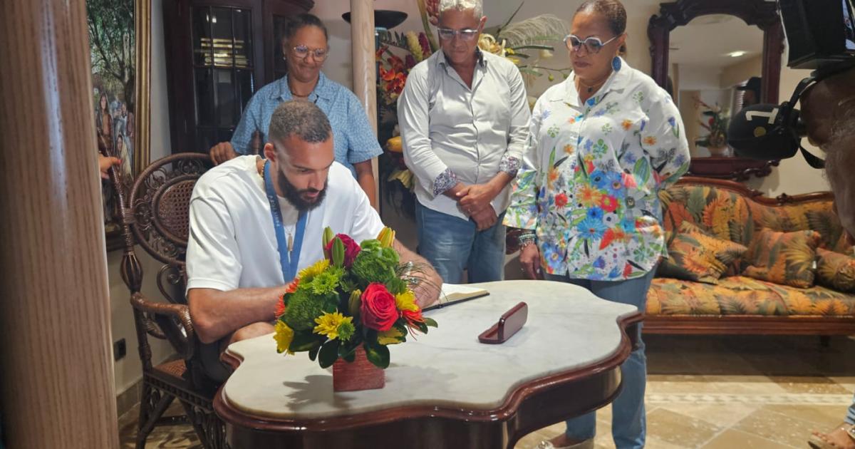     Le basketteur Rudy Gobert de retour en Guadeloupe avec sa médaille d’argent des Jeux Olympiques

